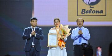 Doanh nhân Nguyễn Thị Na vinh dự nhận Top 10 truyền thông và quảng bá Thương hiệu làm đẹp Việt Nam – Hội nhập quốc tế.