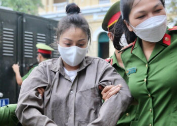 Cặp tình nhân hành hạ bé 8 tuổi đến chết hầu tòa