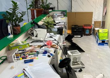 Côn đồ cầm hung khí hủy hoại tài sản công ty vàng tại quận Tân Bình
