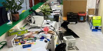Côn đồ cầm hung khí hủy hoại tài sản công ty vàng tại quận Tân Bình