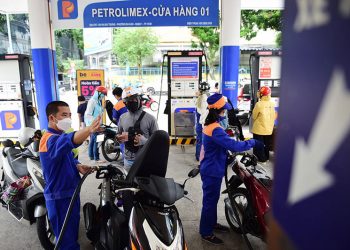 Giá xăng giữ nguyên, dầu tăng giá