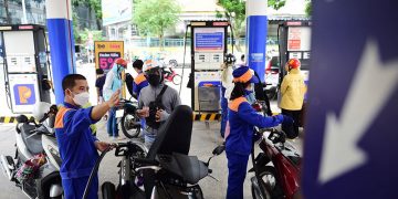 Giá xăng giữ nguyên, dầu tăng giá