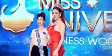 Hoa hậu Doanh nhân ASEAN 2025 – Trần Thị Thịnh trao sash cho thí sinh Miss Universe Business World 2025